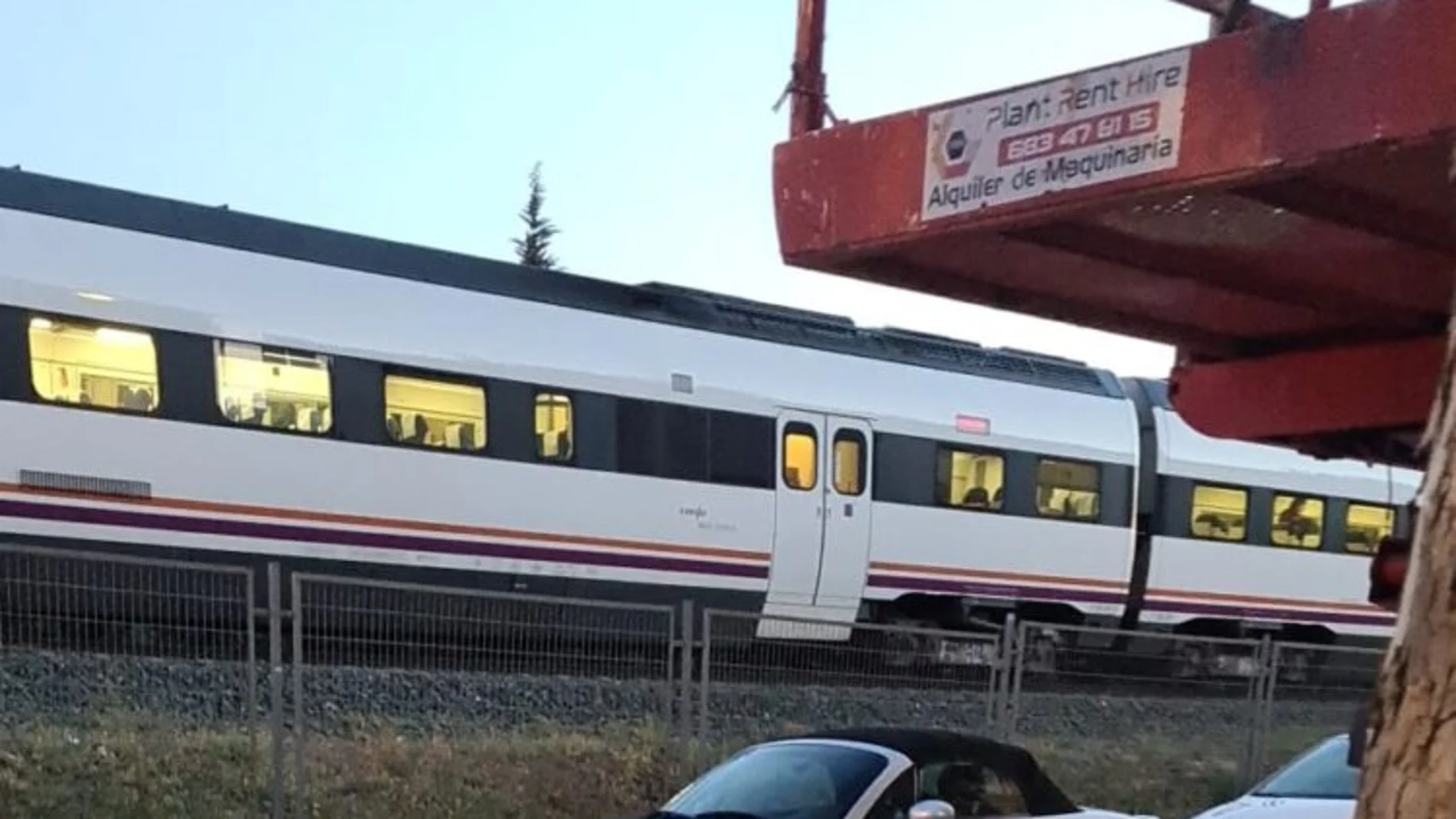 El tren que arrolló al joven, parado tras el suceso