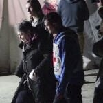 Civiles evacuados acompañados por voluntarios de Cruz Roja salen de Mariupol