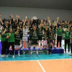 Los jugadores y técnicos del Unicaja Costa de Almería celebran el título de la Superliga, este sábado en el pabellón Moisés Ruiz