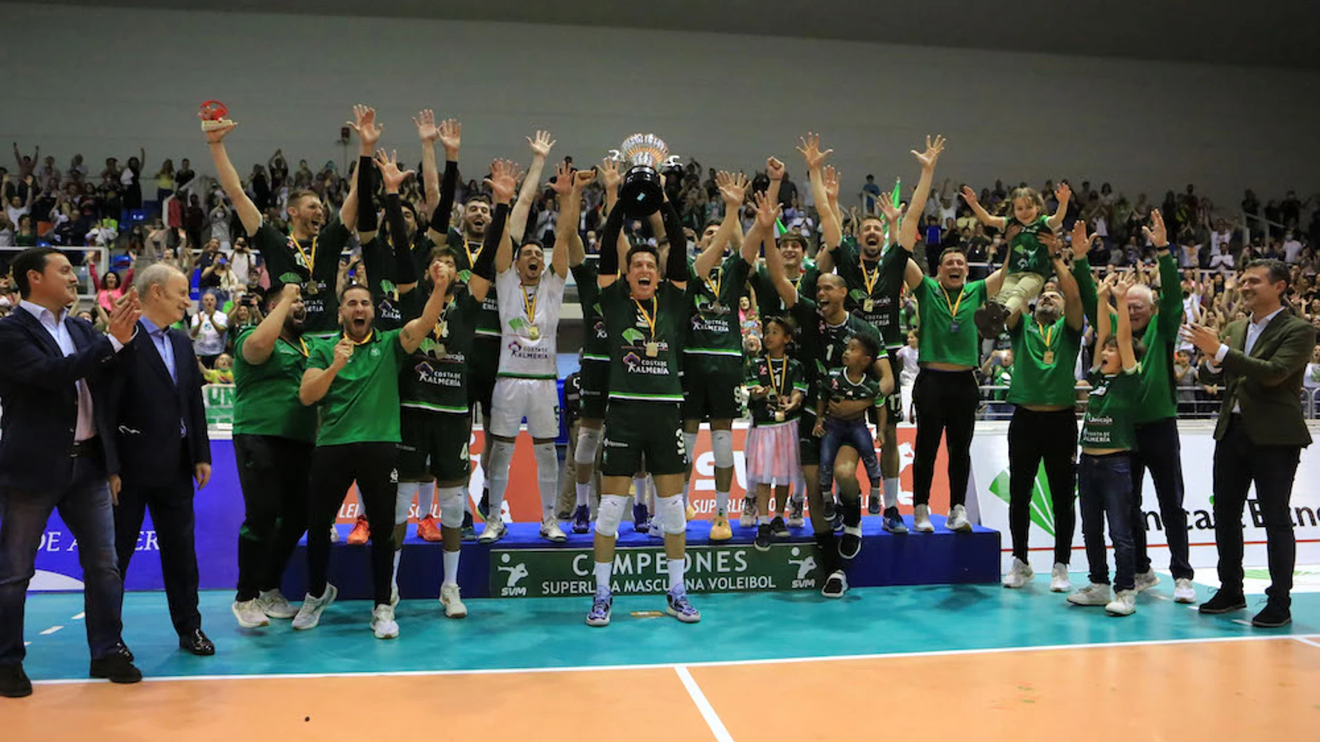 Los jugadores y técnicos del Unicaja Costa de Almería celebran el título de la Superliga, este sábado en el pabellón Moisés Ruiz