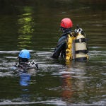Los equipos de rescate buscan en el río Miño, en el puente internacional de Arbo (Pontevedra), al menor que este sábado fue arrastrado por la corriente junto a su padre, que perdió la vida en el suceso.-