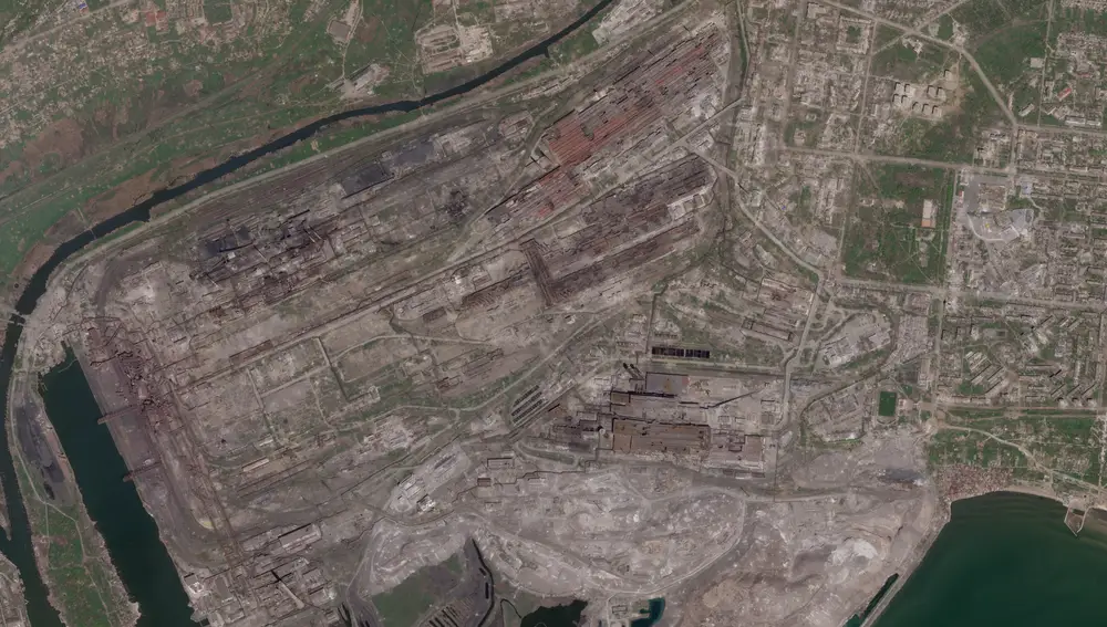 Imagen de satélite que muestra daños en la acería Azovstal en Mariupol