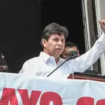 El presidente de Perú, Pedro Castillo, ofrece un mensaje durante una marcha con motivo del Día Internacional del Trabajo