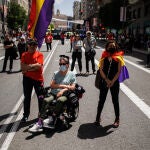 Varias personas con banderas republicanas marchan por el Día Internacional de los Trabajadores o Primero de Mayo, en la Gran Vía, a 1 de mayo de 2022