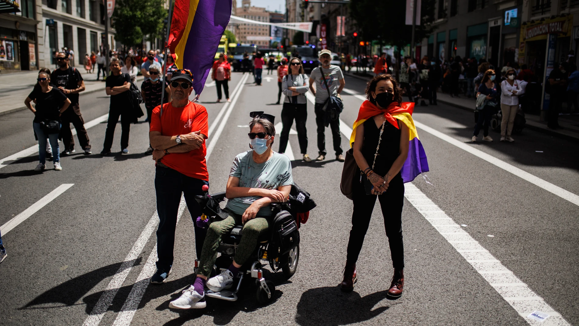 Varias personas con banderas republicanas marchan por el Día Internacional de los Trabajadores o Primero de Mayo, en la Gran Vía, a 1 de mayo de 2022