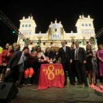 El alcalde, Antonio Muñoz, la artista María del Monte y trabajadores municipales accionan el botón del alumbrao, en la medianoche del sábado