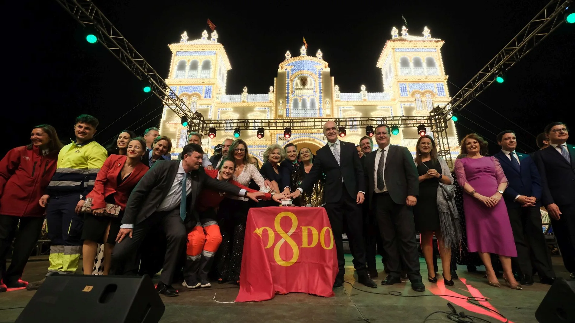 El alcalde, Antonio Muñoz, la artista María del Monte y trabajadores municipales accionan el botón del alumbrao, en la medianoche del sábado