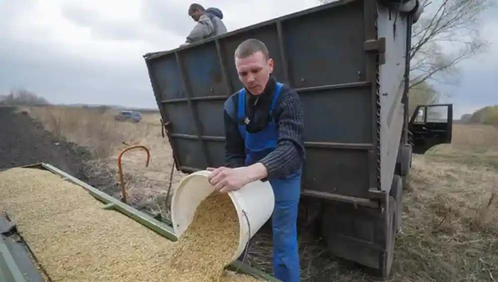 Un granjero con chaleco antibalas ara sus campos en Zaporiyia (Ucrania
