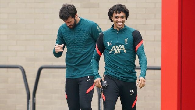 Alexander-Arnold y el portero Alisson