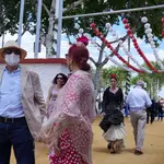 Un hombre pasea por el Real de la Feria de Abril con mascarilla