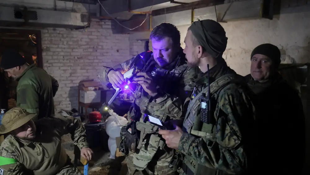 Militares ucranianos ajustan un dron en su posición cerca de la ciudad de Izium