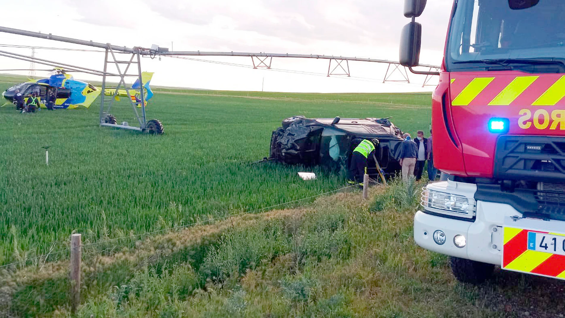 Accidente de tráfico al volcar un turismo en la A-11, en el que cinco personas resultaron heridas, en Villalar de los Comuneros (Valladolid)