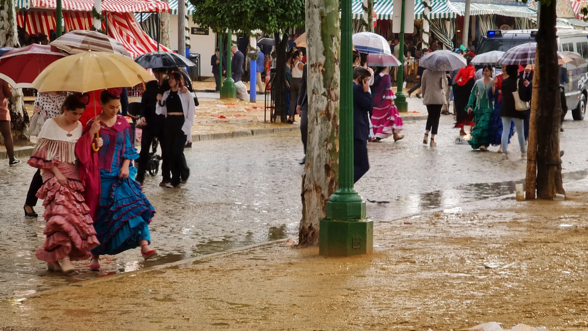 Así se han quedado las calles de la Feria tras la lluvia caída este lunes por la tarde