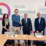 El presidente del Círculo Empresarial Leonés, Julio César Álvarez, y el director general de Iberaval, Pedro Pisonero, firman un convenio para mejorar la financiación de las empresas leonesas