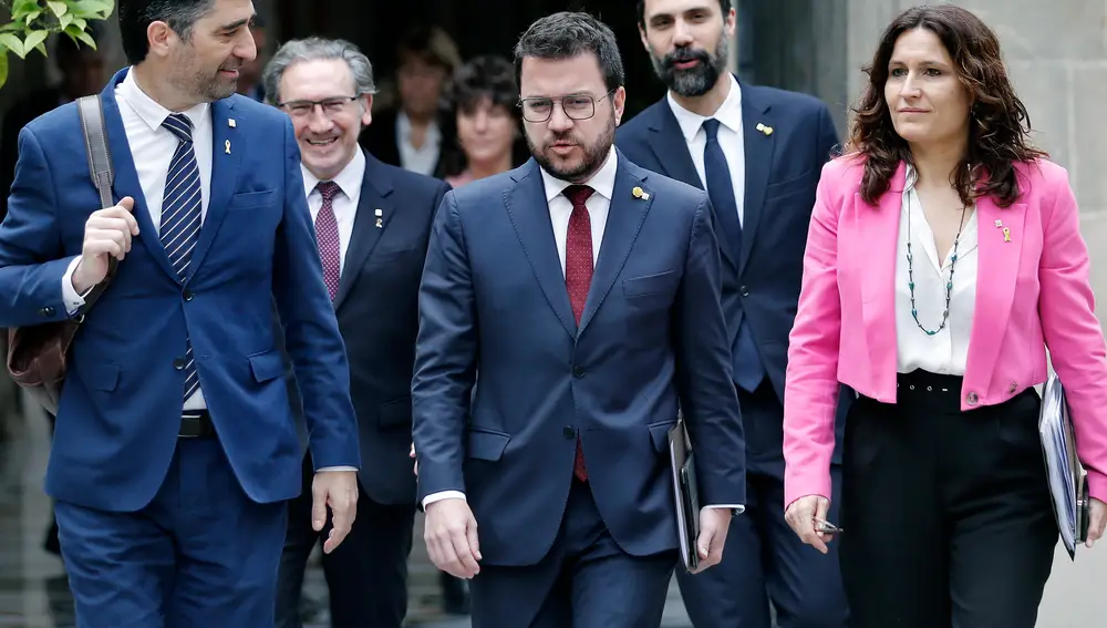 El presidente de la Generalitat, Pere Aragonès, acompañado por la consellera de la Presidéncia, Laura Vilagrà (d) y del vicepresidente del Govern, Jordi Puigneró (i), en plena sacudida política después de que, tras las denuncias de espionaje a independentistas