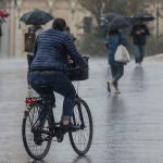 Una persona circula en bicicleta bajo la lluvia, a 3 de mayo de 2022, en Valencia