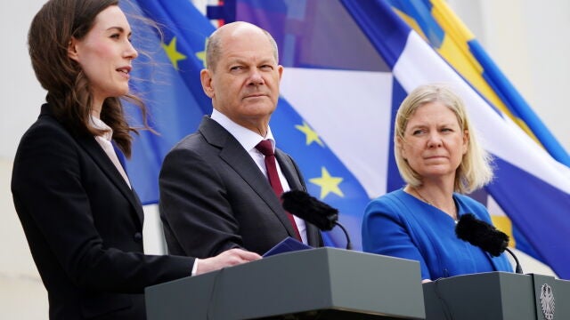 Olaf Scholz, junto a las primeras ministras de Finlandia, Sanna Marin (izda.), y Suecia, Magdalena Andersson, en el castillo de Meseberg