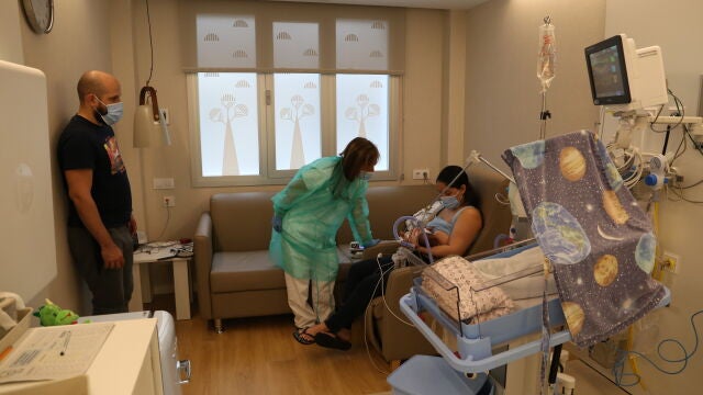 Alessa y sus padres son de los primeros usuarios del nuevo espacio familiar 'Como en casa'