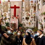 Varias personan se fotografían con la cruz de la corrala de la Asociación Provincial de Mayores Vecinales de Granada