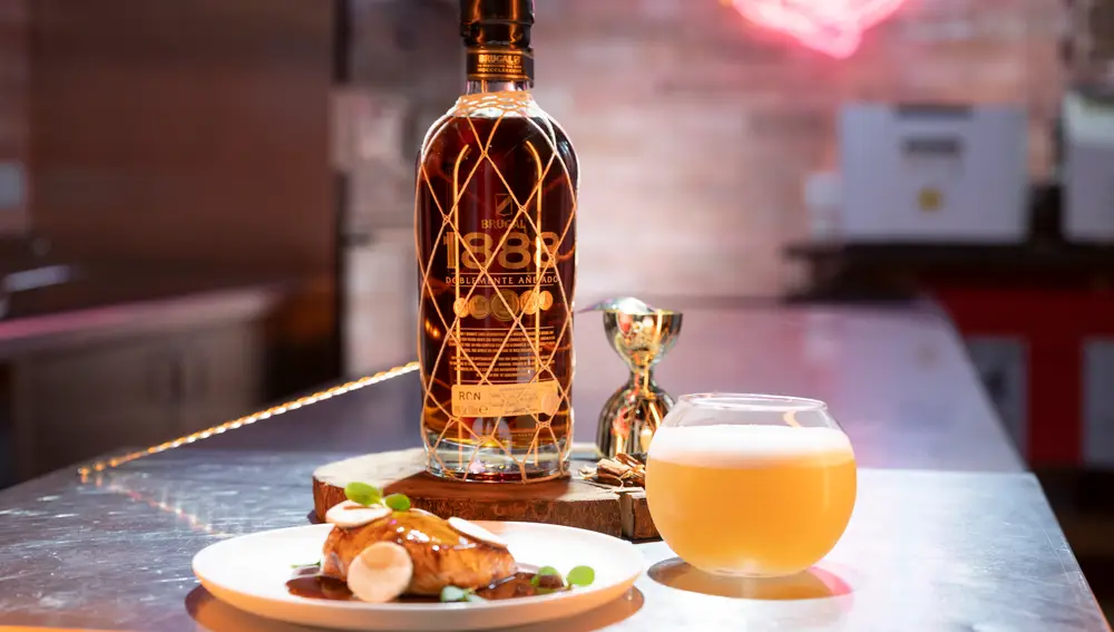 Pavé de pollo marinado y “1888 Cañaveral” de Salmón Gurú