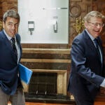 El presidente de la Generalitat, Ximo Puig (dcha) , recibe en el Palau al presidente del PPCV, Carlos Mazón