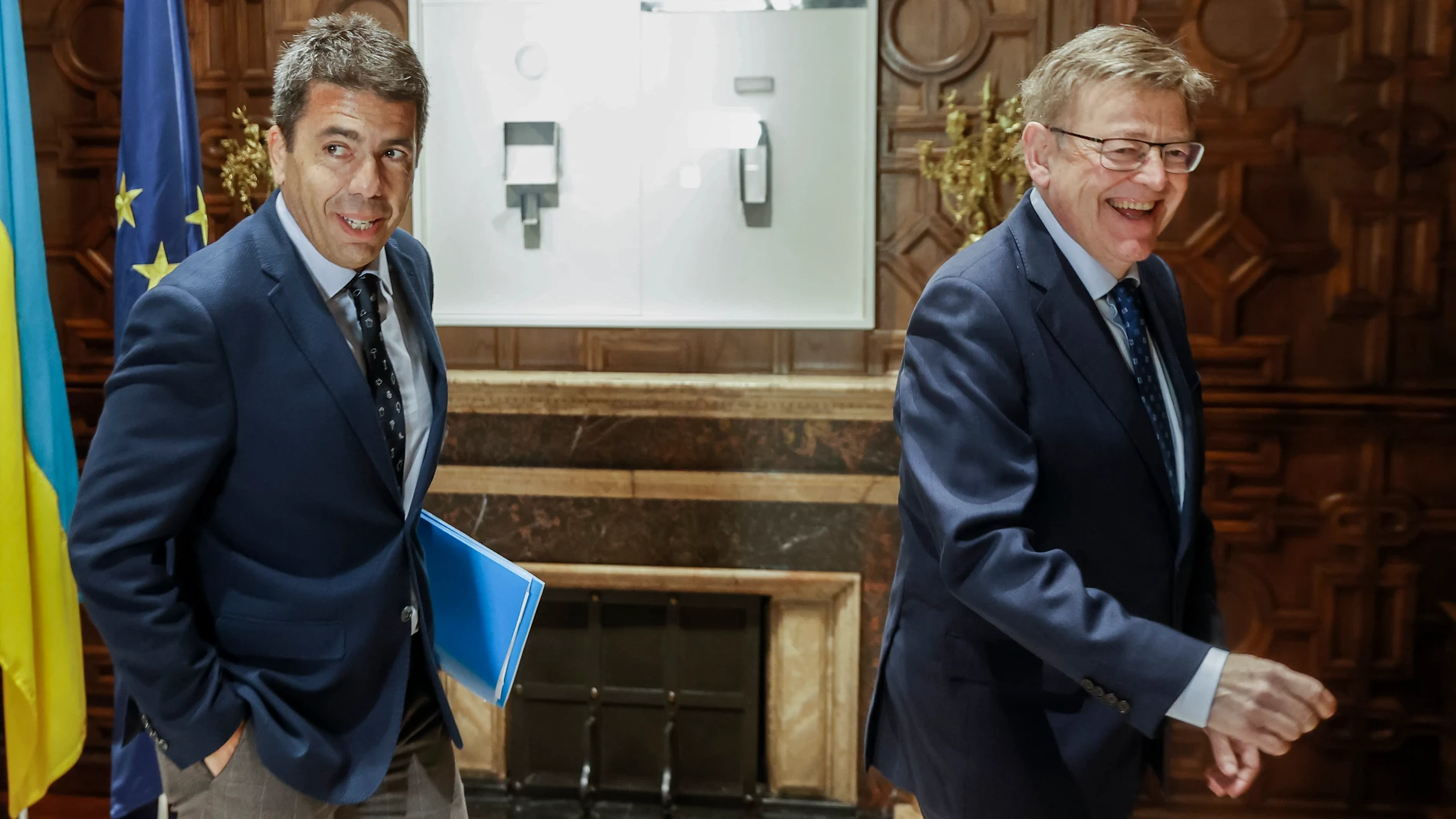 El presidente de la Generalitat, Ximo Puig (dcha) , recibe en el Palau al presidente del PPCV, Carlos Mazón