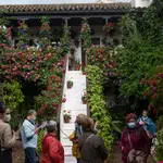 Varias personas visitan el patio de San Basilio 44 durante la primera jornada del Festival de los Patios de Córdoba