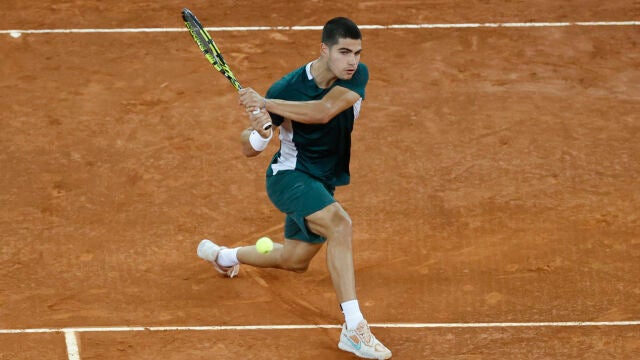 Carlos Alcaraz golpea de revés en su partido contra Basilashvili
