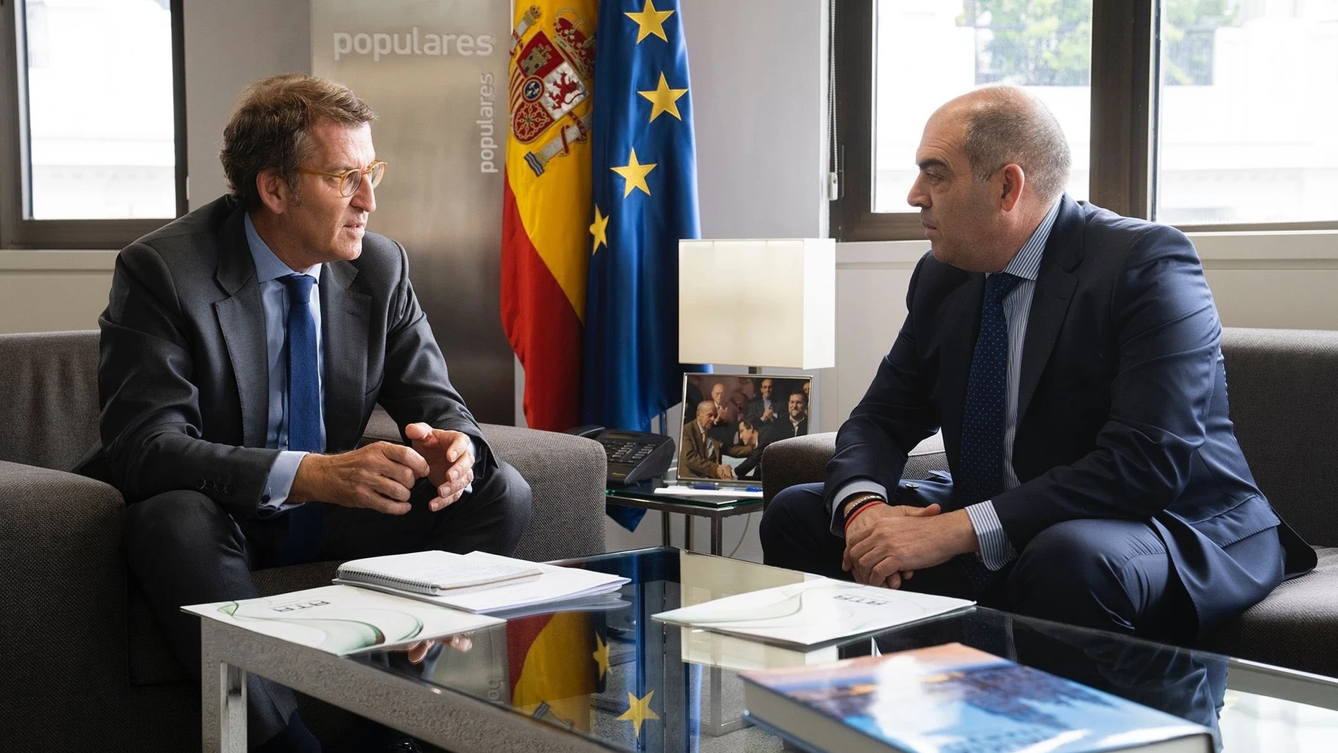 El líder del PP, Alberto Núñez Feijóo, se reunió con el presidente de ATA, Lorenzo Amor, en la sede nacional del PP