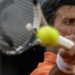 Novak Djokovic golpea una derecha en su primer partido en el Mutua Madrid Open 2022, contra Gael Monfils