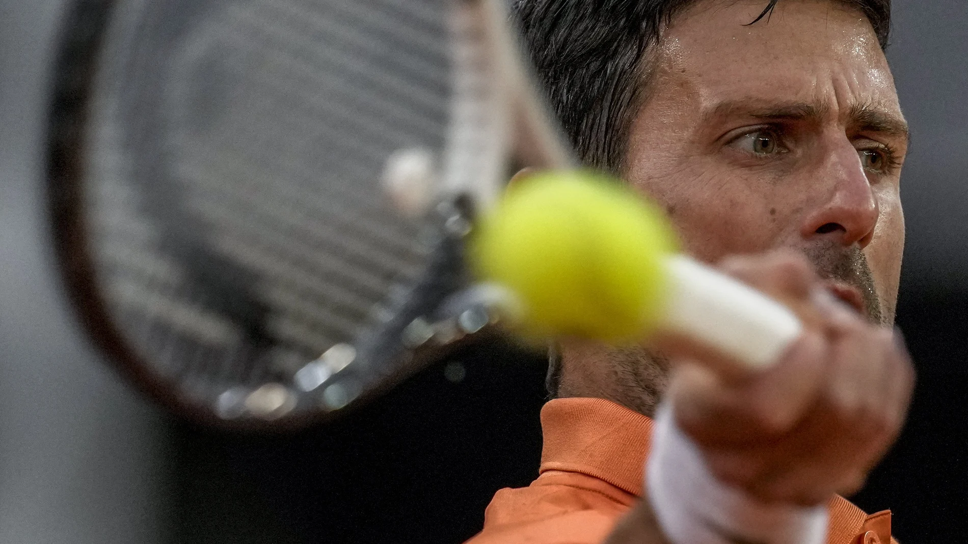 Novak Djokovic golpea una derecha en su primer partido en el Mutua Madrid Open 2022, contra Gael Monfils