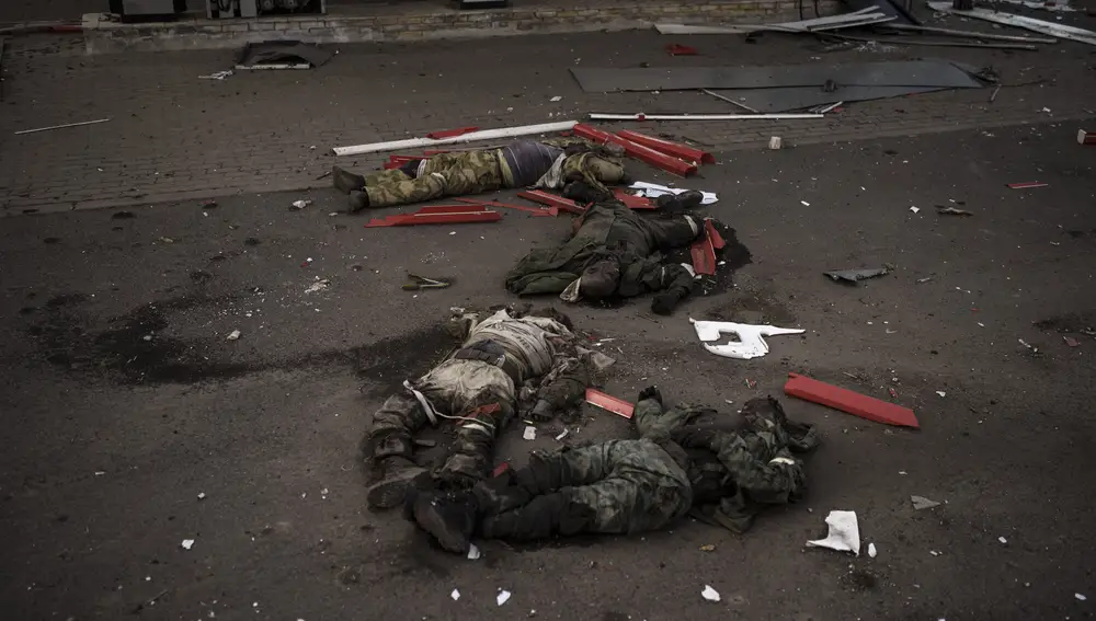 Los cuerpos de hombres no identificados, que se cree que son soldados rusos, dispuestos en forma de Z, un símbolo de la invasión rusa, yacen cerca de una aldea recientemente recuperada por las fuerzas ucranianas en las afueras de Jarkov