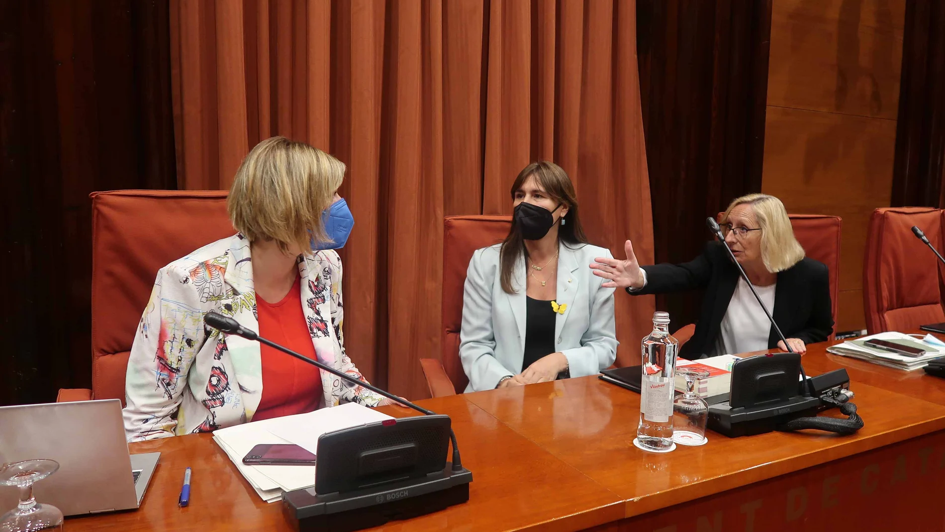 Alba Vergés (ERC), Laura Borràs (Junts) y Asumpta Ecarp (PSC), vicepresidentas y presidenta del Parlament, en la Junta de Portavoces