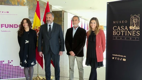De izquierda a derecha: Noemí Martínez, Carlos Pollán, Leandro Martín y Marta Sabugo durante la presentación de la candidatura del Museo Casa Botines en las Cortes de Castilla y León