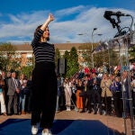 La presidenta de la Comunidad de Madrid, Isabel Díaz Ayuso, saluda a su llegada al acto de celebración del aniversario del 4M en Fuenlabrada