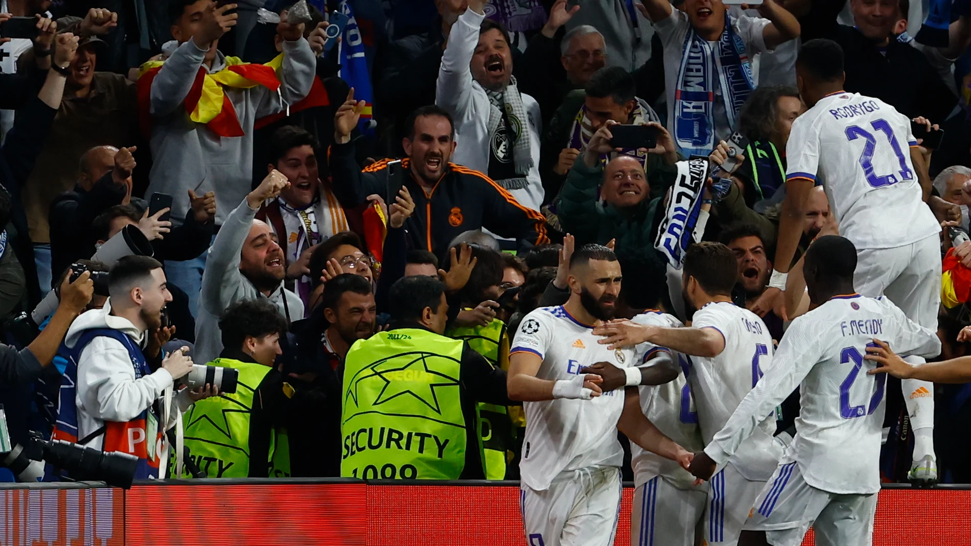 Los jugadores del Real Madrid celebran un gol. EFE/Sergio Pérez