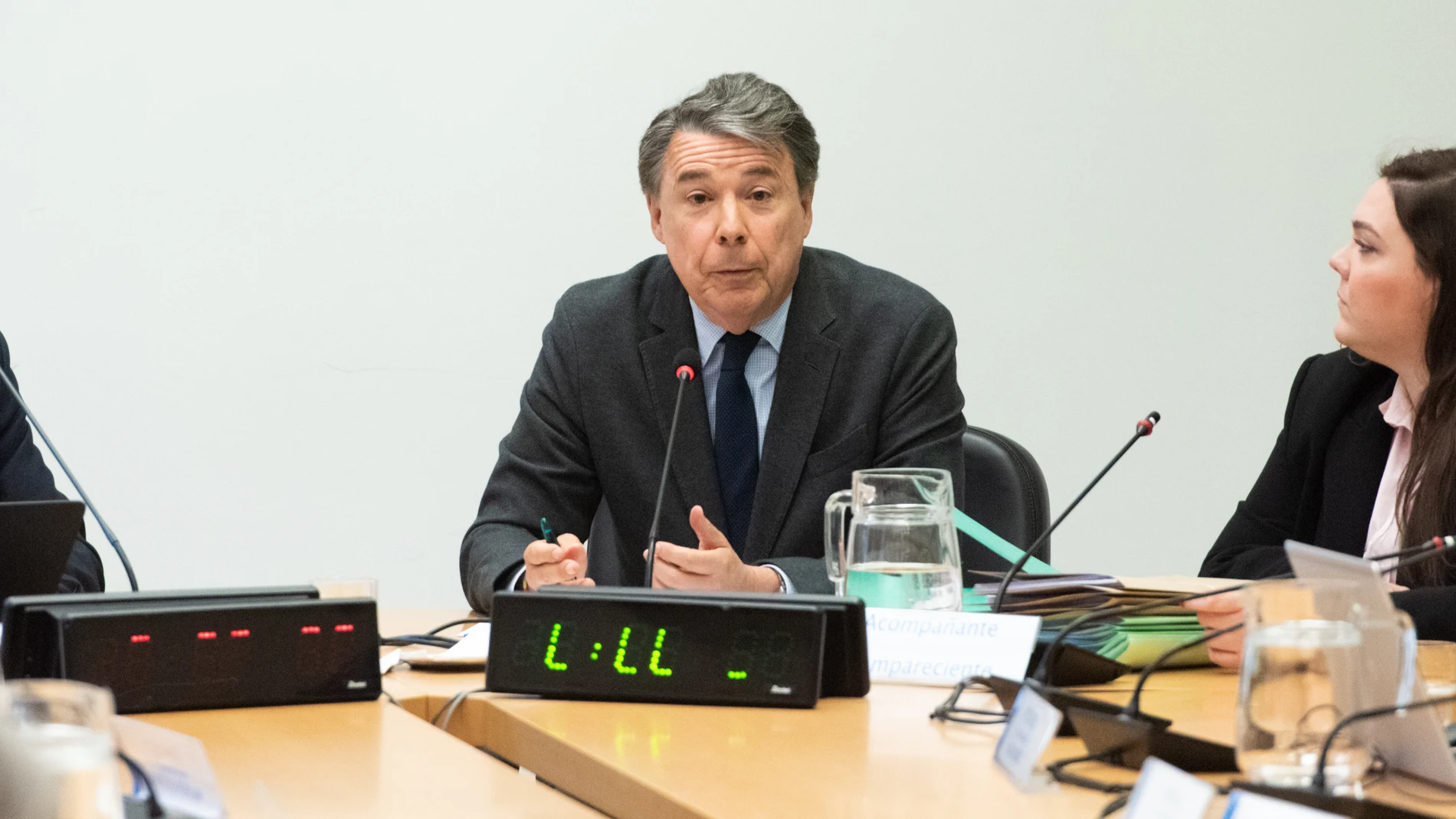 El expresidente de la Comunidad de Madrid Ignacio González (c) en la comisión de investigación municipal sobre el presunto espionaje a la presidenta Ayuso