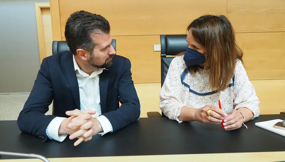 El portavoz del Grupo Socialista, Luis Tudanca, conversa con la viceportavoz Patricia Gómez