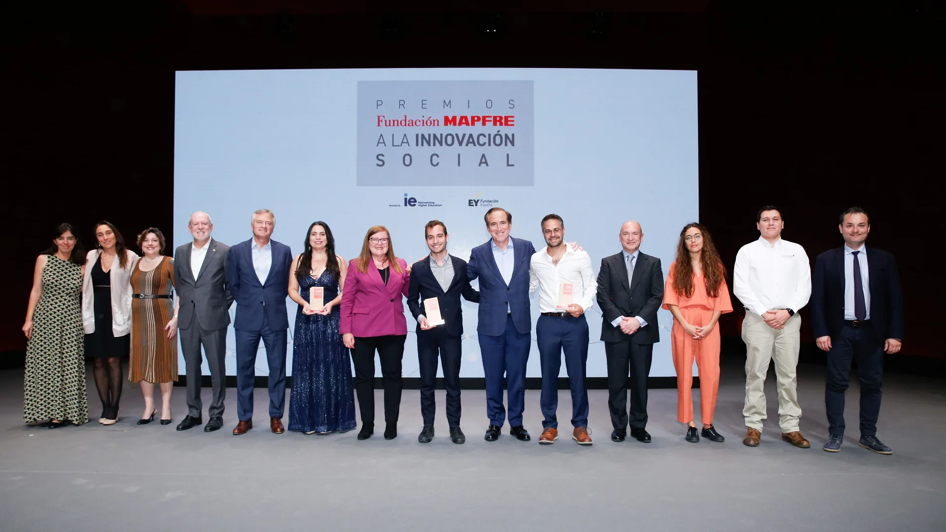 Foto de familia de los premiados