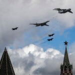 Aviones rusos sobrevuelan el Kremlin este miércoles durante el ensayo general del desfile del Día de la Victoria en Moscú, Rusia.