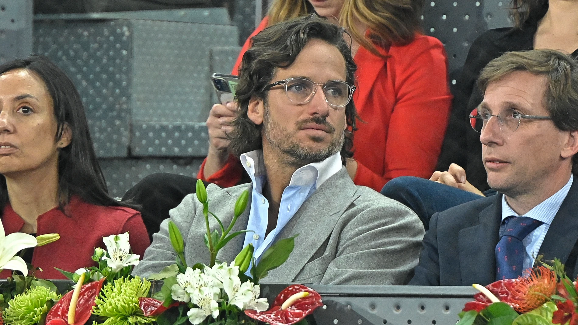 Feliciano López, en uno de los palcos del Mutua Madrid Open junto al alcalde de Madrid, Martínez-Almeida, reconocido seguidor del Atlético