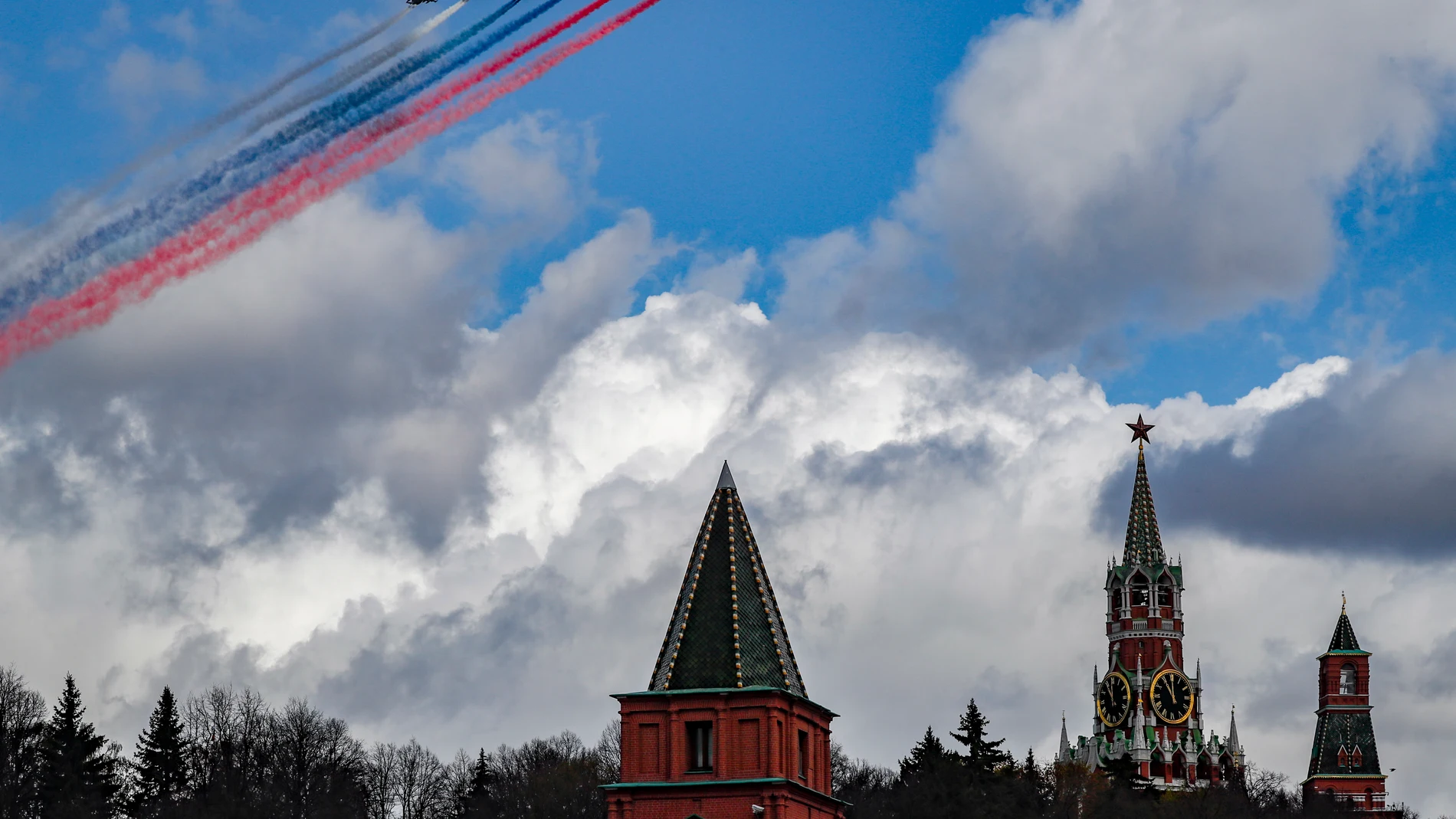 Aviones de combate Sukhoi Su-25 maniobran sobre Moscú en la preparación del Día de la Victoria