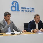 El presidente de la Diputación de Alicante, Carlos Mazón (izda)