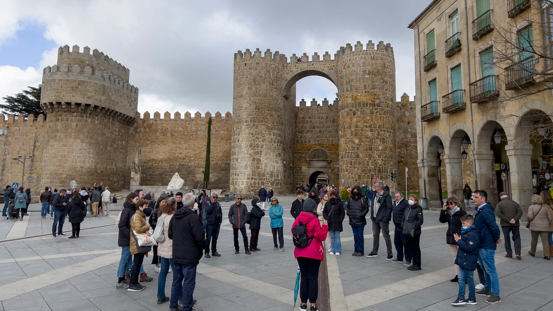 Turistas en la plaza de Santa Teresa de Ávila