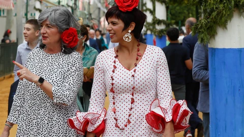 La candidata de Adelante Andalucía a la Presidencia de la Junta, Teresa Rodríguez, junto a Pilar González en la Feria de Abril de Sevilla. EFE/ José Manuel Vidal