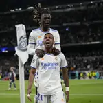 Rodrygo celebra su segundo gol con Camavinga encima