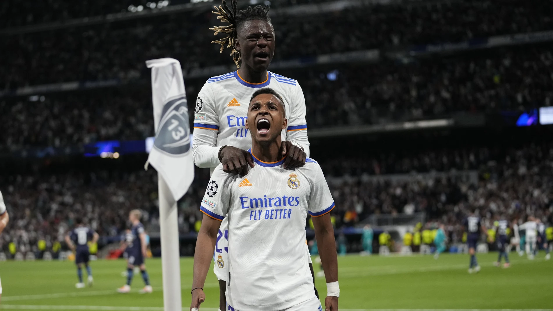 Rodrygo celebra su segundo gol con Camavinga encima