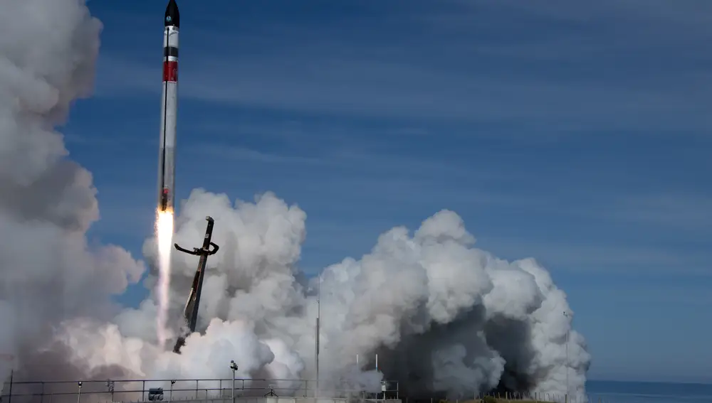El cohete Electron despegando desde las instalaciones de Rocket Labs en Nueva Zelanda.