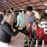 Jóvenes disfrutan de un vino de la Denominación de Origen de Cigales
