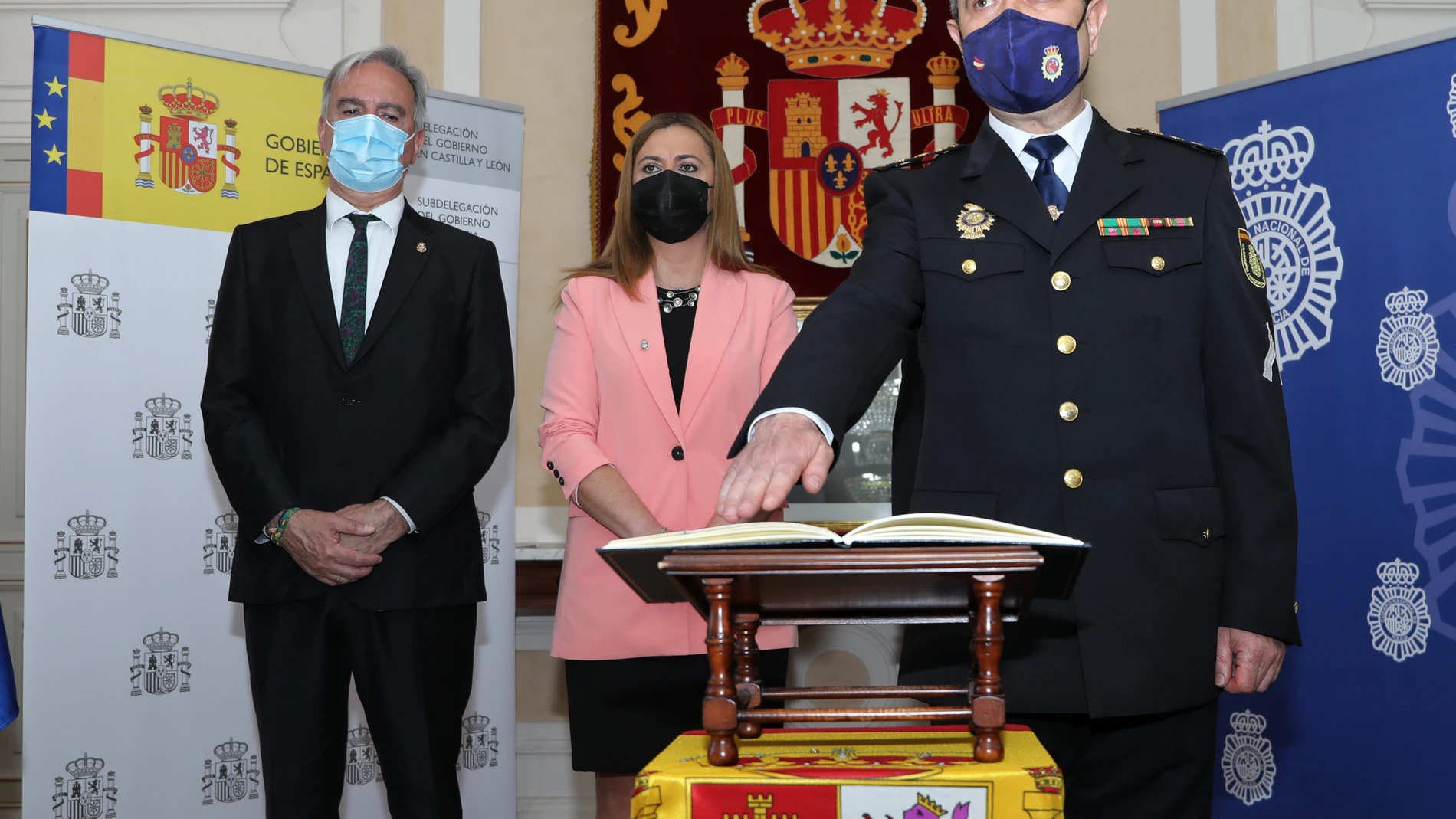 Toma de posesión del nuevo Comisario Provincial de Palencia, Honorio Pérez, con la presencia del jefe de operaciones de la policía nacional en Castilla y León, Jesús del Amo; y de la delegada de Gobierno, Virginia Barcones